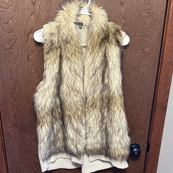 89th & Madison Jackets & Blazers - 89th & Madison Faux Fur cable knit sweater vest - size large